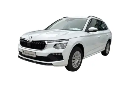 Frontansicht eines Skoda Kamiq Selection in der Lackierung Moon-Weiß Perleffekt, freigestellt